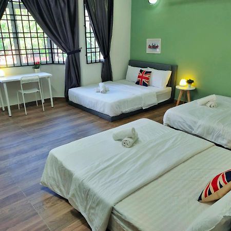 Semi-Detached, Up To 21 Pax, 4 Bedrooms, 3 Bathrooms, 4 Car Parks By Star Home บายันเลอปาส ภายนอก รูปภาพ